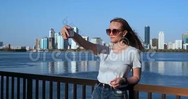 白种人女人正在用<strong>手机</strong>自拍，阳光明媚的迪拜码头的户外<strong>活动</strong>